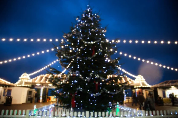 Verschwommener Weihnachtsbaum mit Lichtern — Stockfoto