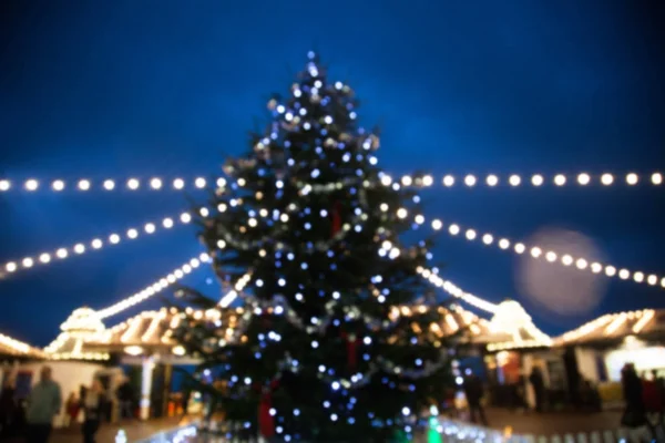 Verschwommener Weihnachtsbaum mit Lichtern — Stockfoto