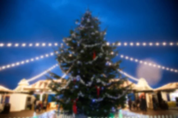 Verschwommener Weihnachtsbaum mit Lichtern — Stockfoto