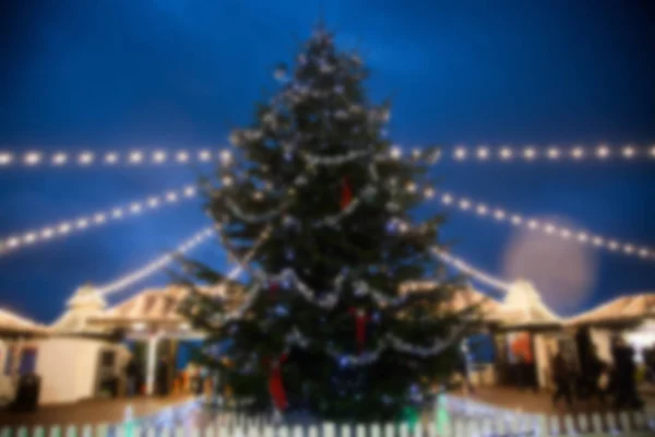 Verschwommener Weihnachtsbaum mit Lichtern — Stockfoto