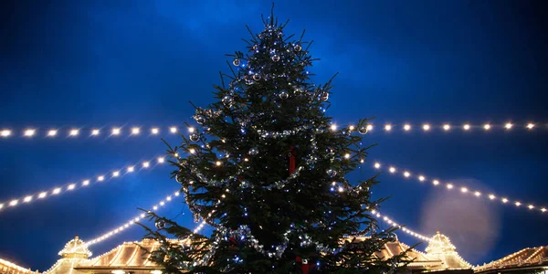 Bulanık Noel ağacı ışıkları ile — Stok fotoğraf
