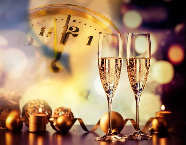Twee champagneglazen tegen vakantie lichten en vuurwerk - nieuwe — Stockfoto