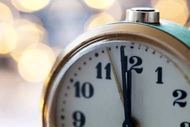 Yılbaşı gece yarısı - saat saat on iki yönünde tatil li ile