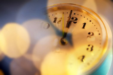 Yılbaşı gece yarısı - saat saat on iki yönünde tatil li ile