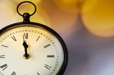 Yılbaşı gece yarısı - saat saat on iki yönünde tatil li ile