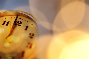 Yılbaşı gece yarısı - saat saat on iki yönünde tatil li ile