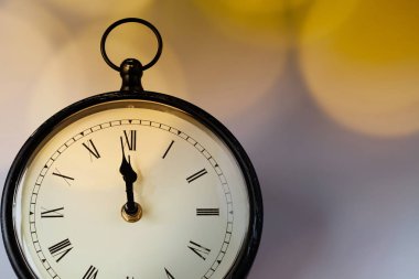 Yılbaşı gece yarısı - saat saat on iki yönünde tatil li ile