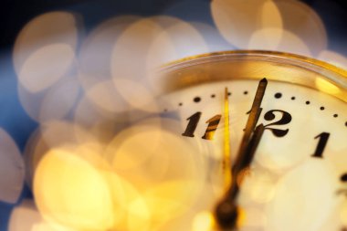 Yılbaşı gece yarısı - saat saat on iki yönünde tatil li ile