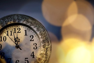 Yılbaşı gece yarısı - saat saat on iki yönünde tatil li ile