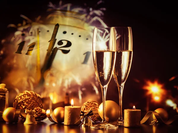 Dos copas de champán contra luces navideñas y fuegos artificiales - nuevo —  Fotos de Stock