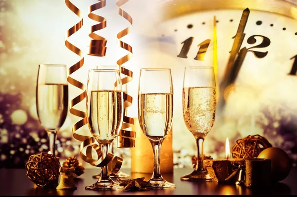 Copas de champán contra luces navideñas listas para el Año Nuevo ev —  Fotos de Stock