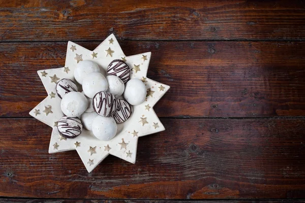 Vánoční cookies na dřevěném pozadí — Stock fotografie