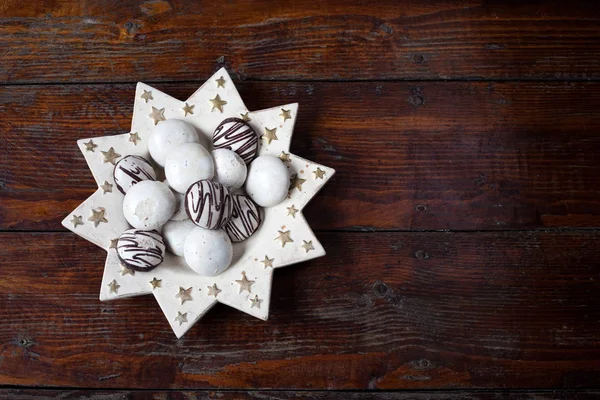 Weihnachtsplätzchen auf hölzernem Hintergrund — Stockfoto