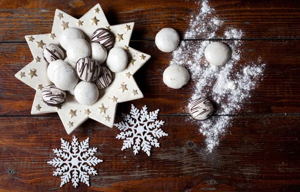 Рождественские печенья на деревянном фоне — стоковое фото