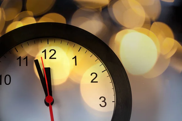 Año nuevo a medianoche - reloj a las doce en punto con vacaciones li —  Fotos de Stock