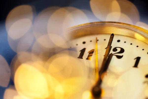 Capodanno a mezzanotte - orologio a ore dodici con vacanza li — Foto Stock