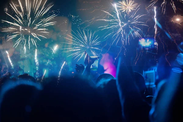Yeni yıl konsepti - kalabalığı ve havai fişekleri neşelendirmek — Stok fotoğraf