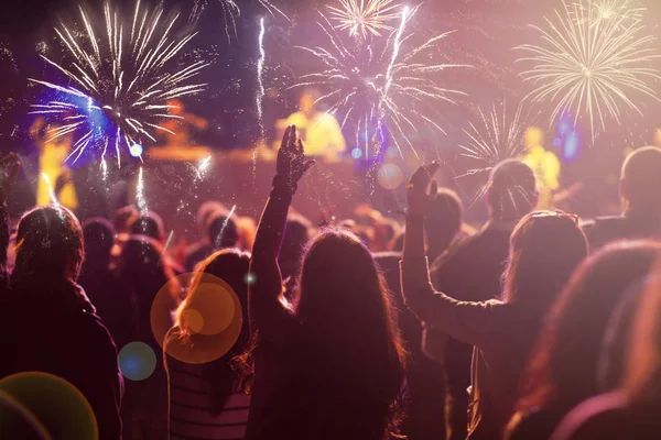 新年のコンセプト-歓声群衆と花火 — ストック写真