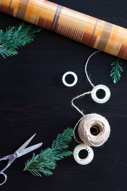 Noel hediyelerini paketliyorum.