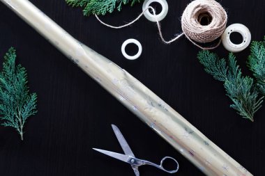 Noel hediyelerini paketliyorum.