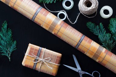Noel hediyelerini paketliyorum.