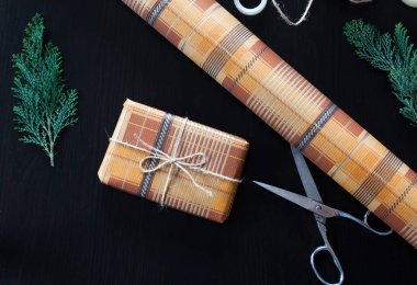 Noel hediyelerini paketliyorum.