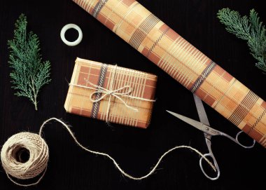 Noel hediyelerini paketliyorum.