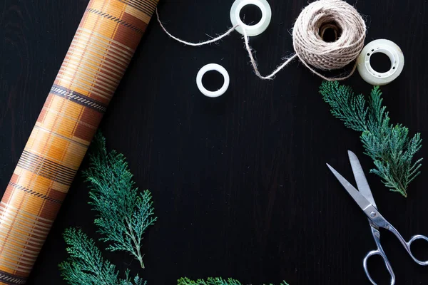 Noel hediyelerini paketliyorum.