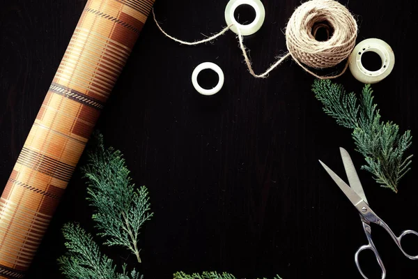 Noel hediyelerini paketliyorum.