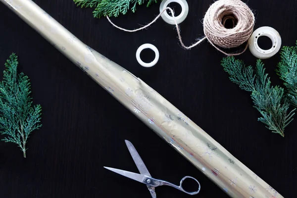 Noel hediyelerini paketliyorum.