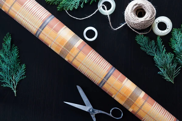 Noel hediyelerini paketliyorum.