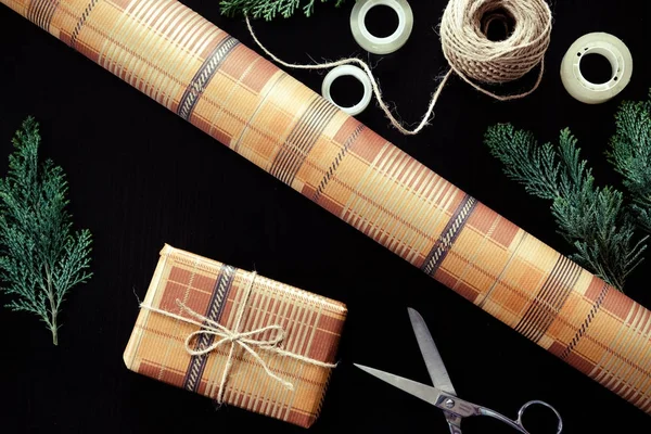 Noel hediyelerini paketliyorum.