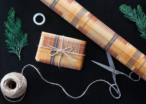 Noel hediyelerini paketliyorum.