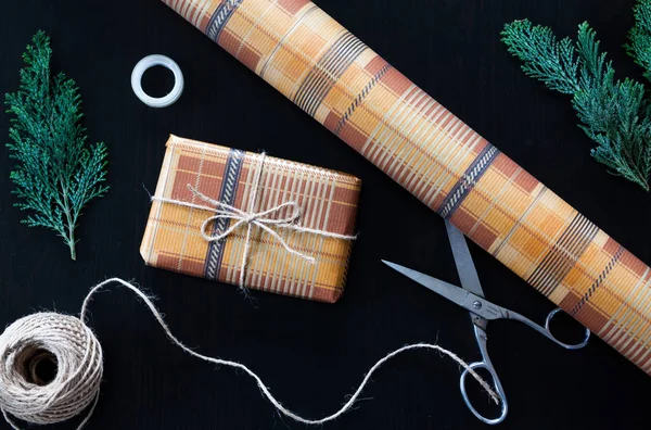 Noel hediyelerini paketliyorum.