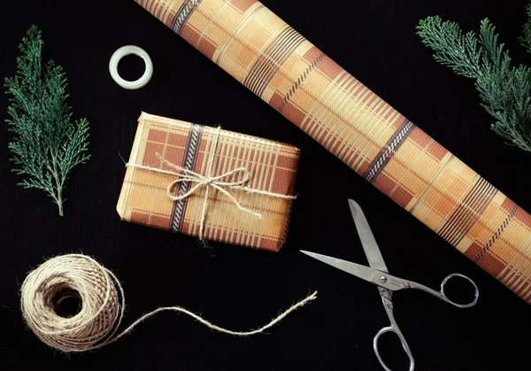 Noel hediyelerini paketliyorum.