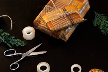 Noel hediyelerini paketliyorum.