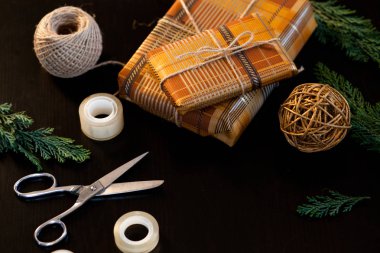 Noel hediyelerini paketliyorum.