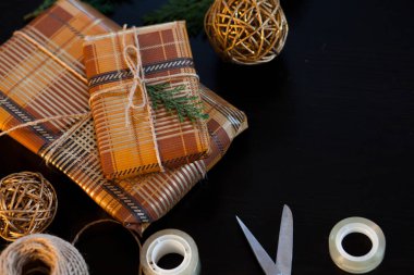 Noel hediyelerini paketliyorum.