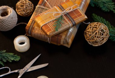 Noel hediyelerini paketliyorum.