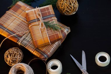 Noel hediyelerini paketliyorum.