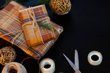 Noel hediyelerini paketliyorum.