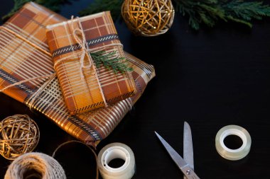 Noel hediyelerini paketliyorum.