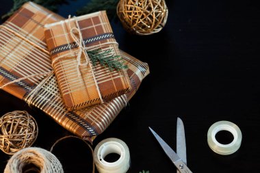 Noel hediyelerini paketliyorum.