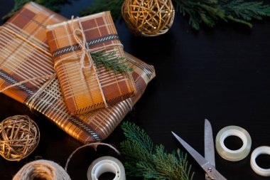 Noel hediyelerini paketliyorum.