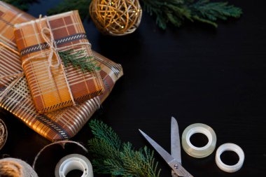 Noel hediyelerini paketliyorum.