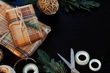 Noel hediyelerini paketliyorum.