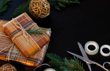 Noel hediyelerini paketliyorum.