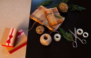 Noel hediyelerini paketliyorum.