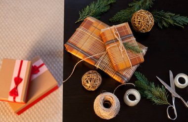 Noel hediyelerini paketliyorum.