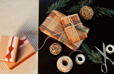 Noel hediyelerini paketliyorum.